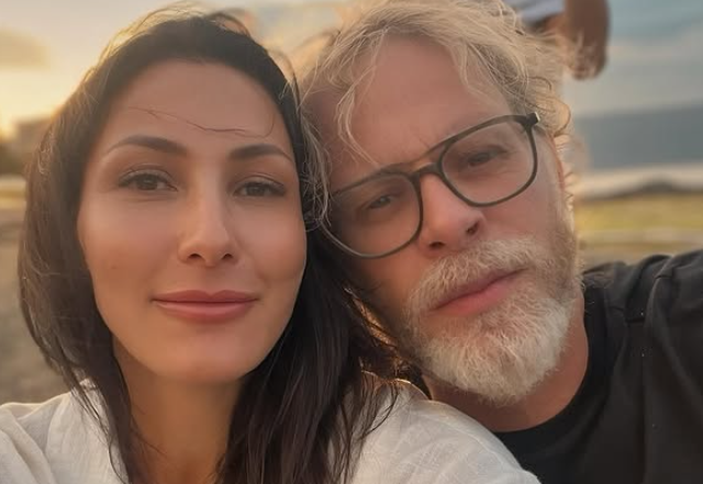 Capture decran 2026 04 22 183815 e1776897540460 Une rare photo de Jean-Nicolas Verreault entour&eacute; de ses 3 filles