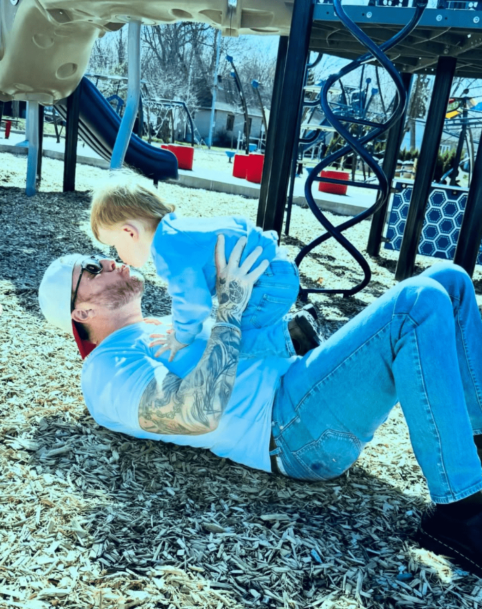 Capture decran 2026 04 27 080556 Mathieu Baron comme vous le voyez rarement : 10 photos avec ses enfants