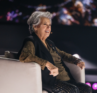 Capture decran le 2026 04 27 a 08.37.56 Une photo qui fait craquer : Ginette Reno avec ses arri&egrave;re-petits-enfants