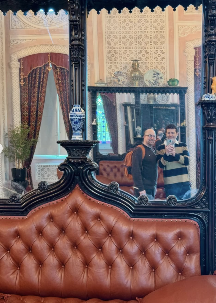 Capture le 2026 04 11 a 20.17.56 &laquo; Coup de projecteur : les images in&eacute;dites du p&eacute;riple familial de Jean-Philippe Dion enflamment le web. &raquo;