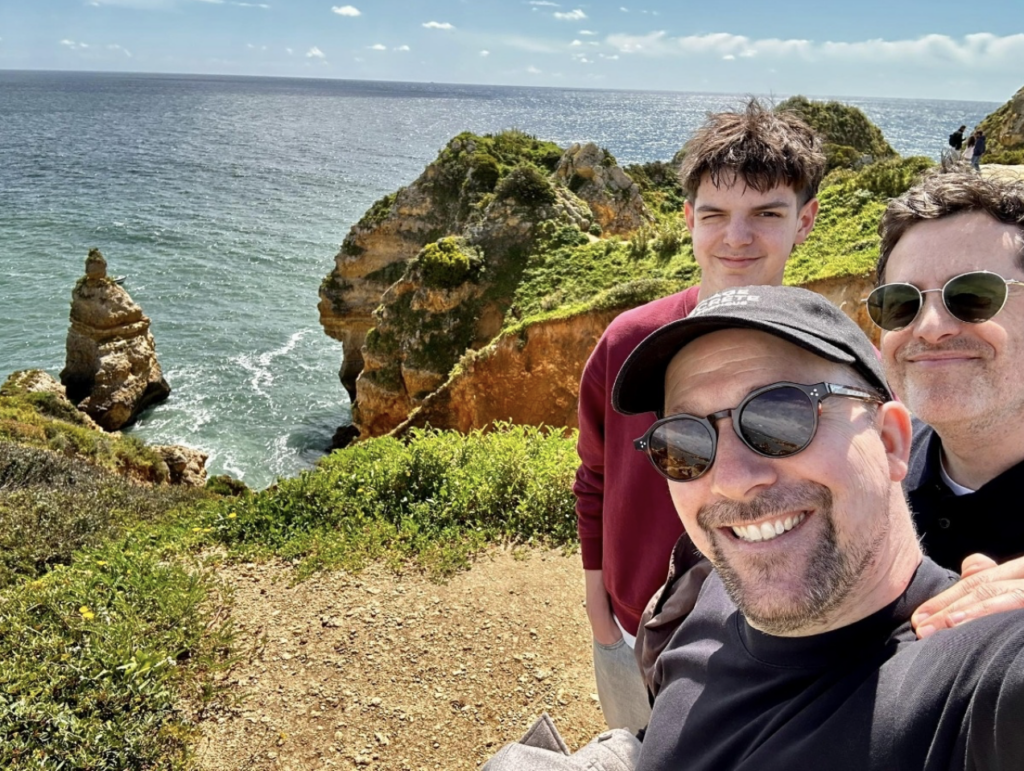 Capture le 2026 04 11 a 20.19.14 &laquo; Coup de projecteur : les images in&eacute;dites du p&eacute;riple familial de Jean-Philippe Dion enflamment le web. &raquo;