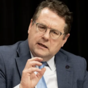 Capture le 2026 04 16 a 00.32.43 Bernard Drainville confirme son intention de se repr&eacute;senter en 2026 : une annonce qui d&eacute;clenche une vague de commentaires virulents