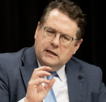 Capture le 2026 04 16 a 00.32.43 Bernard Drainville confirme son intention de se repr&eacute;senter en 2026 : une annonce qui d&eacute;clenche une vague de commentaires virulents