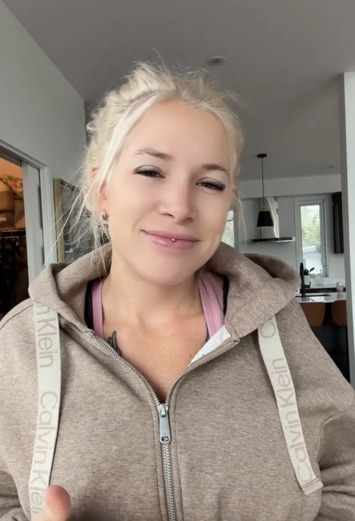 Capture le 2026 04 18 a 00.12.03 &nbsp;Guerre d'influenceuses : Sarah Massie ramasse Claudie d&rsquo;Occupation Double apr&egrave;s avoir &eacute;t&eacute; humili&eacute;e publiquement.