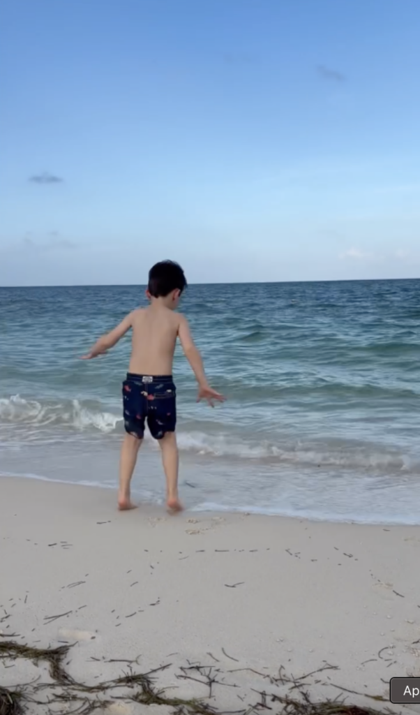 Capture le 2026 04 21 a 09.03.52 Monic N&eacute;ron s&rsquo;affiche en bikini 06 images : la premi&egrave;re photo qui frappe