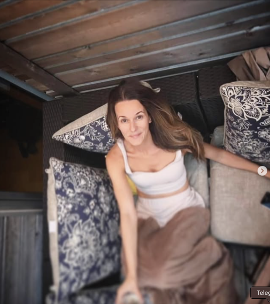 Capture le 2026 04 21 a 09.05.29 Monic N&eacute;ron s&rsquo;affiche en bikini 06 images : la premi&egrave;re photo qui frappe