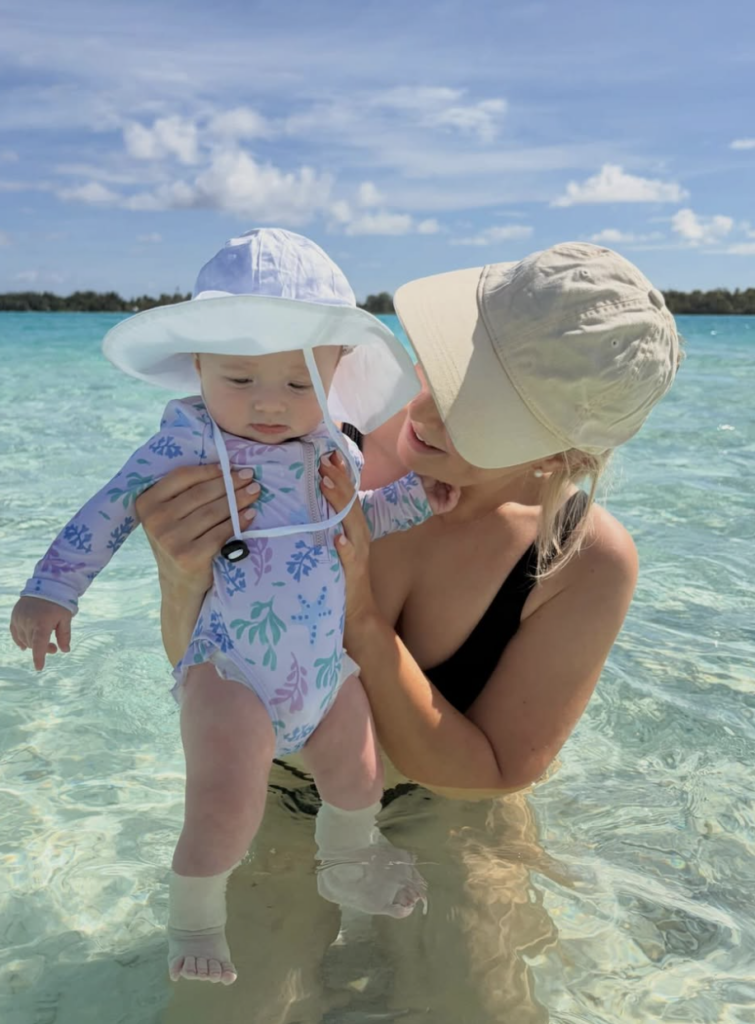 Capture le 2026 04 23 a 22.43.03 15 photos sur la plage du voyage de l'animatrice Fr&eacute;d&eacute;rique Guay et son Chum connu qui font r&ecirc;ver