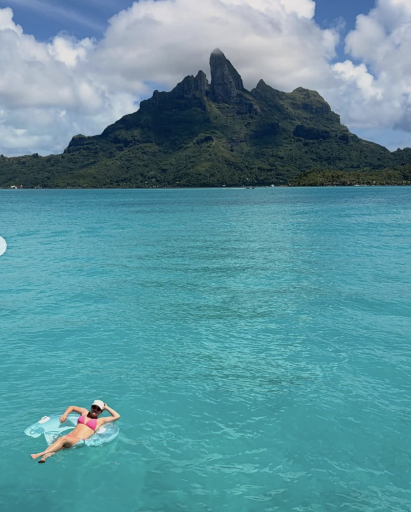 Capture le 2026 04 23 a 22.46.09 15 photos sur la plage du voyage de l'animatrice Fr&eacute;d&eacute;rique Guay et son Chum connu qui font r&ecirc;ver