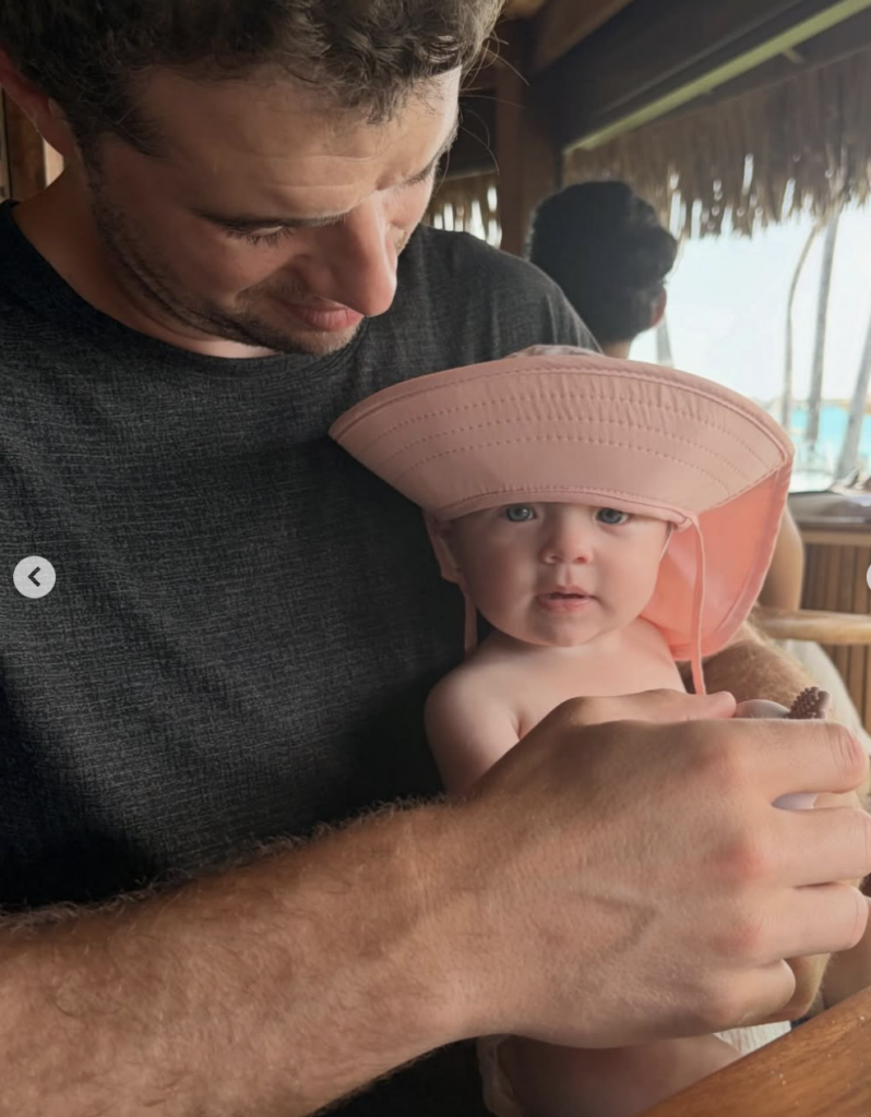 Capture le 2026 04 23 a 22.46.31 15 photos sur la plage du voyage de l'animatrice Fr&eacute;d&eacute;rique Guay et son Chum connu qui font r&ecirc;ver