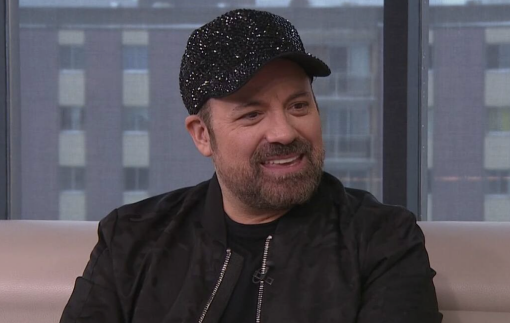 Capture le 2026 04 25 a 22.30.34 Mario Pelchat m&eacute;connaissable &agrave; la t&eacute;l&eacute; : son nouveau look fait exploser les commentaires