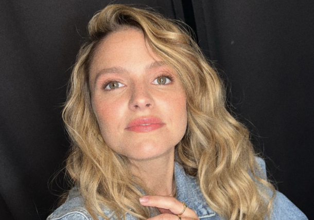 Capture le 2026 04 27 a 13.01.15 Rare photo de famille : Sarah-Jeanne Labrosse appara&icirc;t entour&eacute;e des hommes les plus importants de sa vie