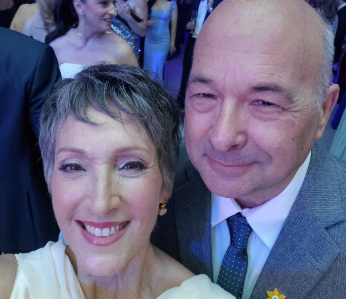 Capture decran 2026 05 03 150727 Apr&egrave;s la maladie, Julie Drolet effectue un retour &eacute;mouvant au bras de son conjoint le journaliste Michel C. Auger