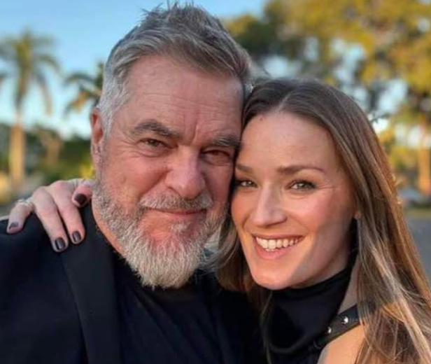 Capture decran 2026 05 08 174138 Une rare photo de couple fait fondre les fans&hellip; et le message touche droit au c&oelig;ur