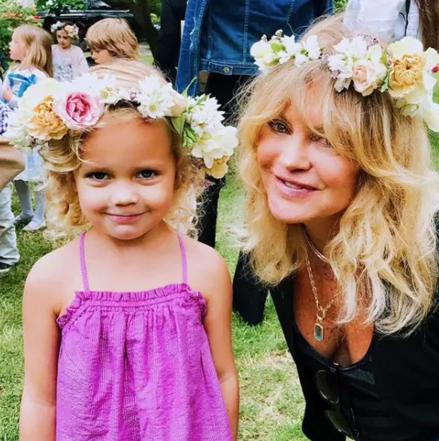 Capture decran 2026 05 10 231905 Sa petite-fille ressemble incroyablement &agrave; Goldie Hawn et le web fond