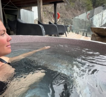 Capture decran 2026 05 18 225921 e1779159822470 &Agrave; 51 ans, Sophie Gr&eacute;goire fait tourner les t&ecirc;tes avec ses photos en bikini