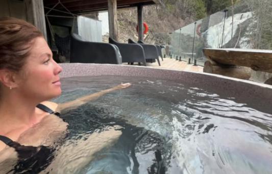 Capture decran 2026 05 18 225921 e1779159822470 &Agrave; 51 ans, Sophie Gr&eacute;goire fait tourner les t&ecirc;tes avec ses photos en bikini
