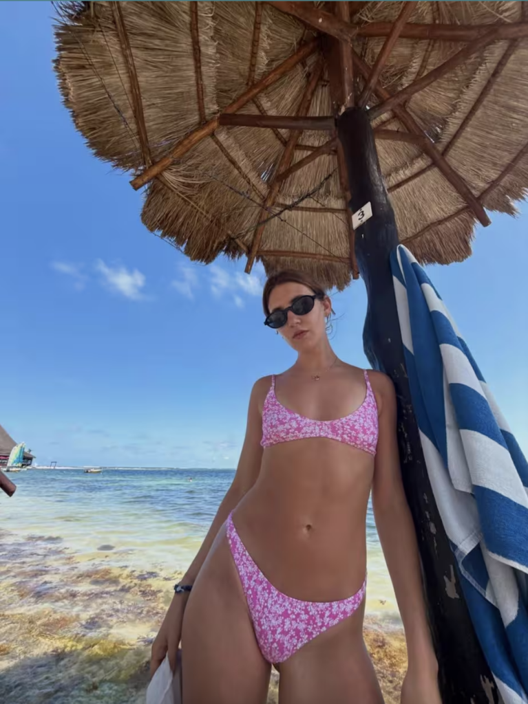 Capture le 2026 05 02 a 09.46.52 Sophie N&eacute;lisse fait grimper la temp&eacute;rature en bikini au Mexique &ccedil;a enflamme le web