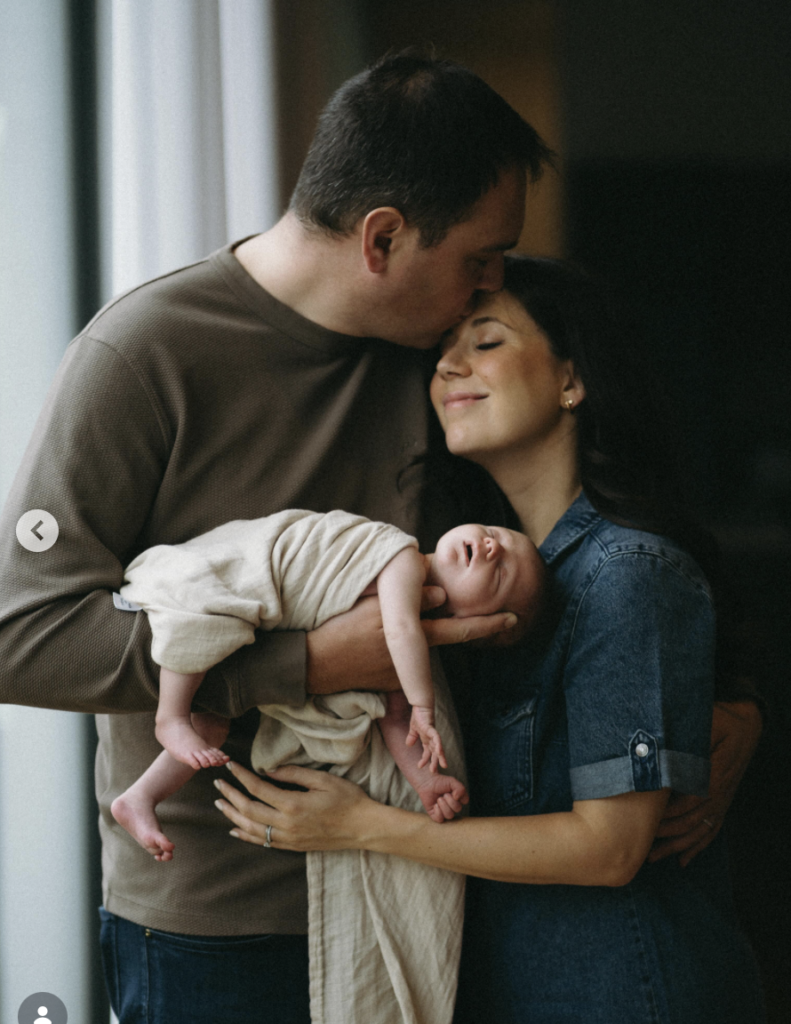 Alerte mignonnerie : les premières photos du bébé de Catherine Fournier enflamment le Web 4 Alerte mignonnerie : les premières photos du bébé de Catherine Fournier enflamment le Web Capture le 2026 05 10 a 22.10.23 Alerte mignonnerie : les premières photos du bébé de Catherine Fournier enflamment le Web
