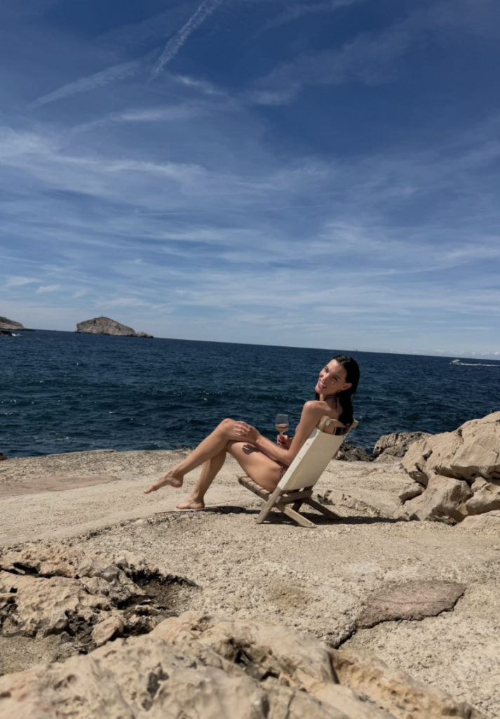 Capture le 2026 05 11 a 00.06.09 Charlotte Cardin fait monter la temp&eacute;rature en bikini au bord de la mer
