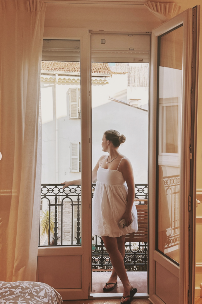 Capture le 2026 05 18 a 13.15.47 En voyage dans le sud de la France : Delphine Morissette partage de rares (08) photos avec son chum