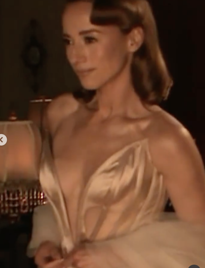 Capture le 2026 05 26 a 13.41.36 Karine Vanasse ose une robe spectaculaire aux Tra&icirc;tres et enflamme compl&egrave;tement le web