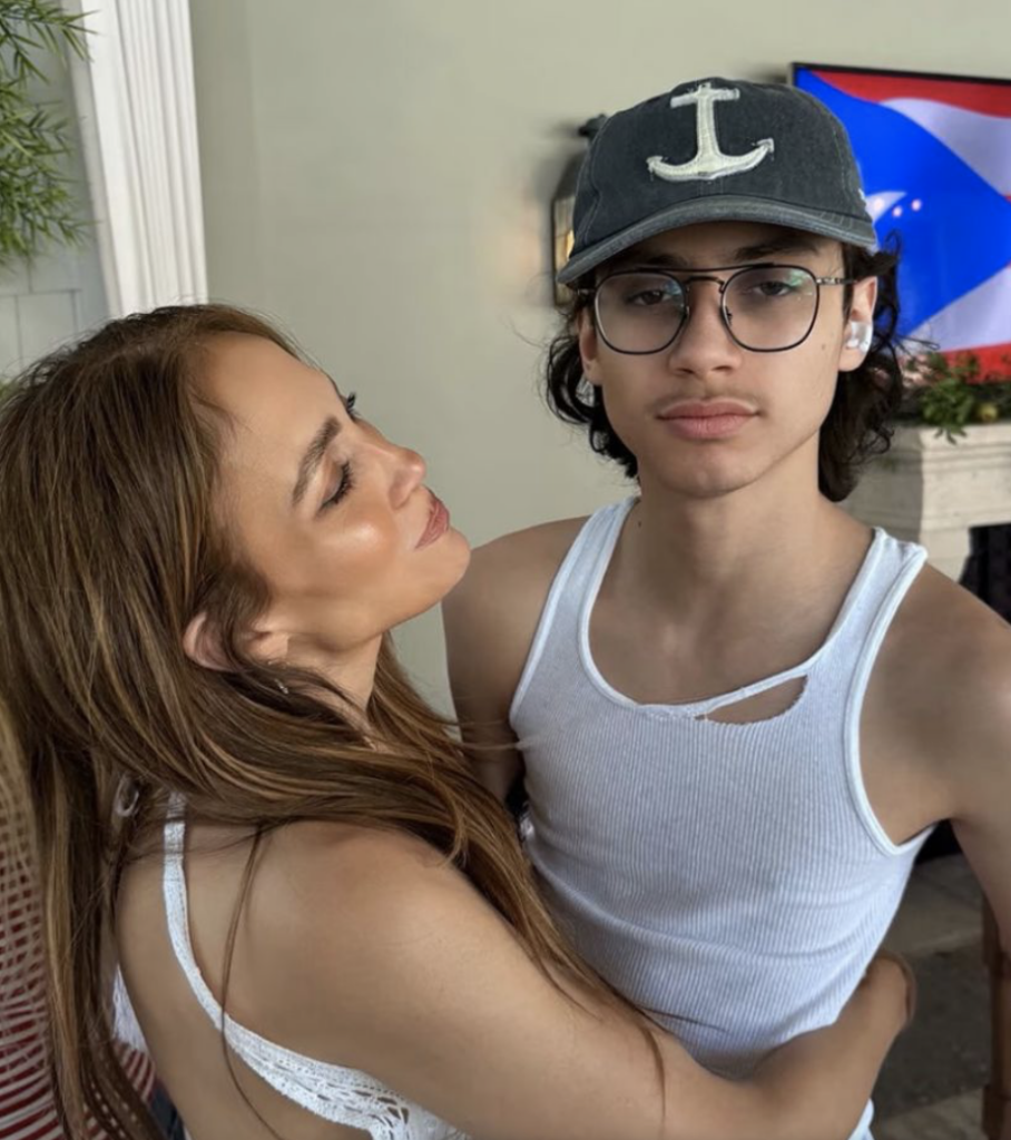 Jennifer Lopez brise sa discrétion et partage de rares photos avec ses jumeaux de 18 ans : Mais un détail attire des milliers d'internautes 3 Jennifer Lopez brise sa discrétion et partage de rares photos avec ses jumeaux de 18 ans : Mais un détail attire des milliers d'internautes Capture le 2026 05 28 a 08.41.02 Jennifer Lopez brise sa discrétion et partage de rares photos avec ses jumeaux de 18 ans : Mais un détail attire des milliers d'internautes