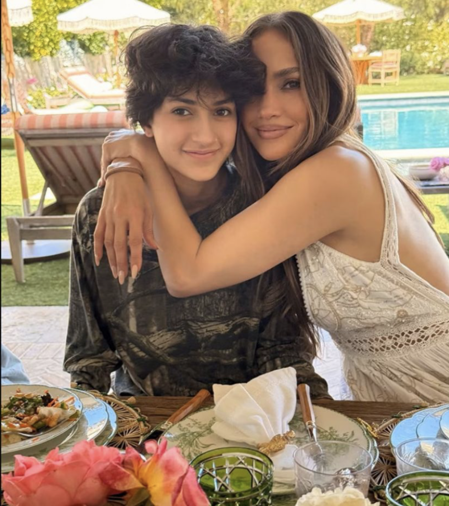 Jennifer Lopez brise sa discrétion et partage de rares photos avec ses jumeaux de 18 ans : Mais un détail attire des milliers d'internautes 2 Jennifer Lopez brise sa discrétion et partage de rares photos avec ses jumeaux de 18 ans : Mais un détail attire des milliers d'internautes Capture le 2026 05 28 a 08.41.23 Jennifer Lopez brise sa discrétion et partage de rares photos avec ses jumeaux de 18 ans : Mais un détail attire des milliers d'internautes