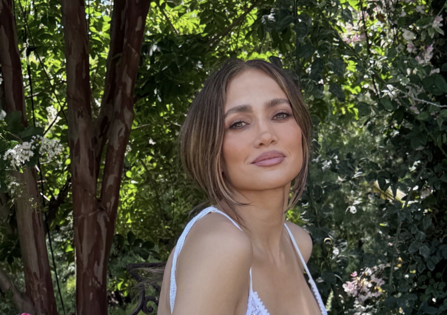 Jennifer Lopez brise sa discrétion et partage de rares photos avec ses jumeaux de 18 ans : Mais un détail attire des milliers d'internautes 1 Jennifer Lopez brise sa discrétion et partage de rares photos avec ses jumeaux de 18 ans : Mais un détail attire des milliers d'internautes Capture le 2026 05 28 a 08.49.23 Jennifer Lopez brise sa discrétion et partage de rares photos avec ses jumeaux de 18 ans : Mais un détail attire des milliers d'internautes