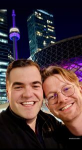Ce que Simon Philibert et son chum ont fait durant la fête des Patriotes va vous faire sourire 2 Ce que Simon Philibert et son chum ont fait durant la fête des Patriotes va vous faire sourire simon philibert chum toronto Ce que Simon Philibert et son chum ont fait durant la fête des Patriotes va vous faire sourire