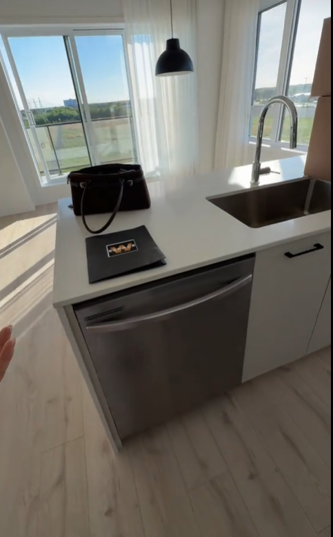 Alicia Moffet dévoile son nouveau penthouse et les images impressionnent ! 9 Alicia Moffet dévoile son nouveau penthouse et les images impressionnent ! Capture decran 2026 06 09 114615 Alicia Moffet dévoile son nouveau penthouse et les images impressionnent !