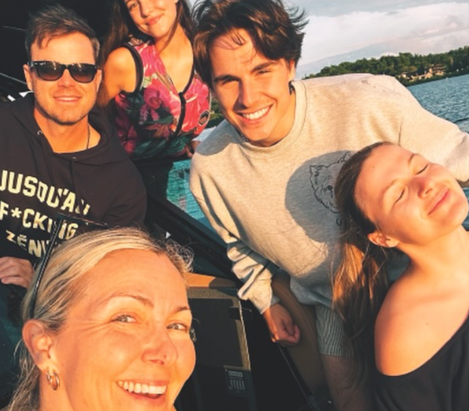 Capture decran 2026 06 23 071247 Les looks de V&eacute;ronique Cloutier et de ses enfants font r&eacute;agir &agrave; la premi&egrave;re de Louis Morissette