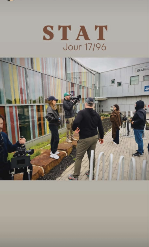 « Déjà 17 jours de faits » : Julie Perreault partage une photo exclusive du plateau de STAT 2 « Déjà 17 jours de faits » : Julie Perreault partage une photo exclusive du plateau de STAT Capture le 2026 06 01 a 08.58.34 « Déjà 17 jours de faits » : Julie Perreault partage une photo exclusive du plateau de STAT