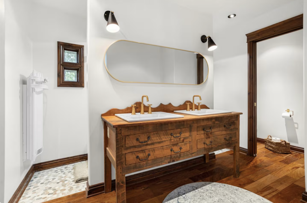 C’est fini Émily Bégin et Guillaume Lemay-Thivierge quittent Saint-Sauveur : 16 photos de leur maison à couper le souffle 16 C’est fini Émily Bégin et Guillaume Lemay-Thivierge quittent Saint-Sauveur : 16 photos de leur maison à couper le souffle Capture le 2026 06 06 a 08.07.32 C’est fini Émily Bégin et Guillaume Lemay-Thivierge quittent Saint-Sauveur : 16 photos de leur maison à couper le souffle