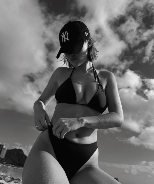 Capture le 2026 06 15 a 08.26.38 Un look incendiaire : Alicia Moffet partage des image sexy en bikini au bord de la piscine 6 meilleurs photos