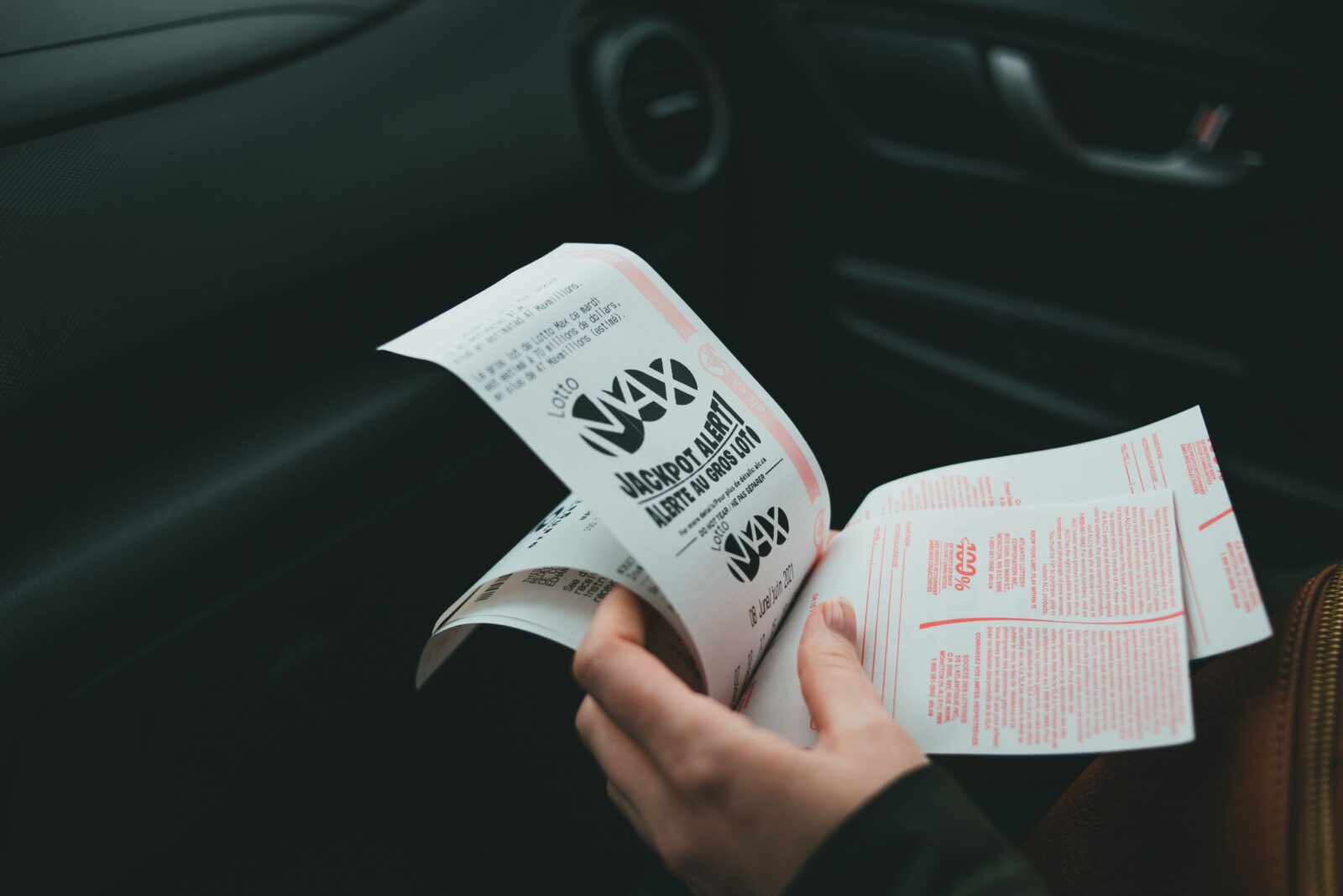 Voici où le Lotto Max fait deux nouveaux multimillionnaires 1 Voici où le Lotto Max fait deux nouveaux multimillionnaires pexels introspectivedsgn 8266775 Voici où le Lotto Max fait deux nouveaux multimillionnaires