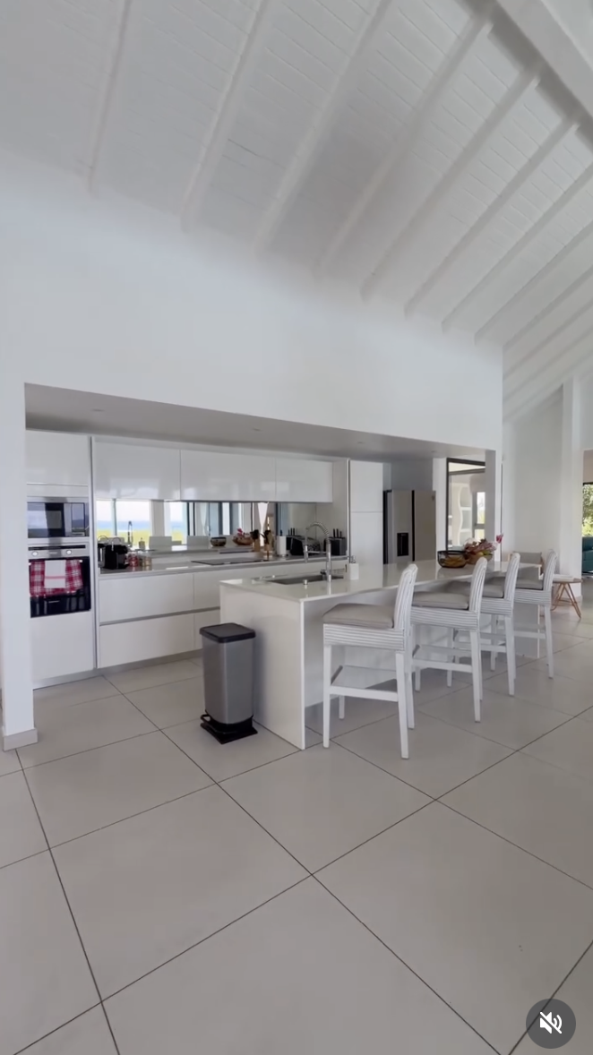Sébastien Delorme et son amoureuse posent leurs valises dans une villa spectaculaire 2 Sébastien Delorme et son amoureuse posent leurs valises dans une villa spectaculaire Capture decran le 2026 07 03 a 10.20.59 Sébastien Delorme et son amoureuse posent leurs valises dans une villa spectaculaire