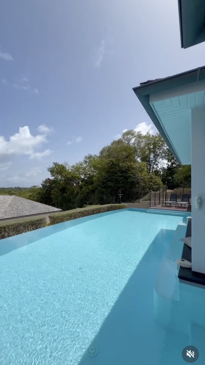 Sébastien Delorme et son amoureuse posent leurs valises dans une villa spectaculaire 3 Sébastien Delorme et son amoureuse posent leurs valises dans une villa spectaculaire Capture decran le 2026 07 03 a 10.21.21 Sébastien Delorme et son amoureuse posent leurs valises dans une villa spectaculaire