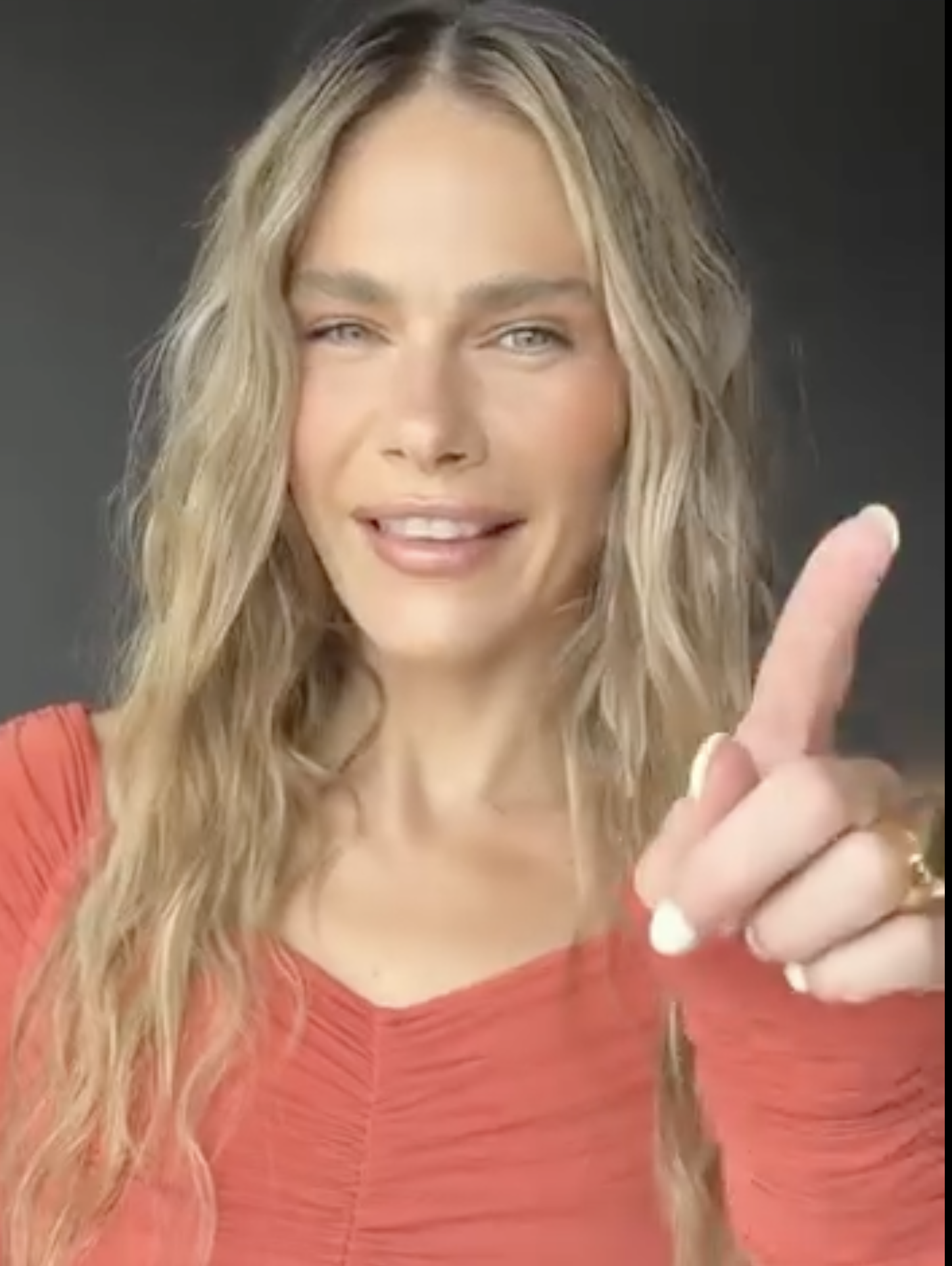 Capture decran le 2026 07 08 a 11.48.56 Maripier Morin fait sensation avec un look rouge qui attire tous les regards