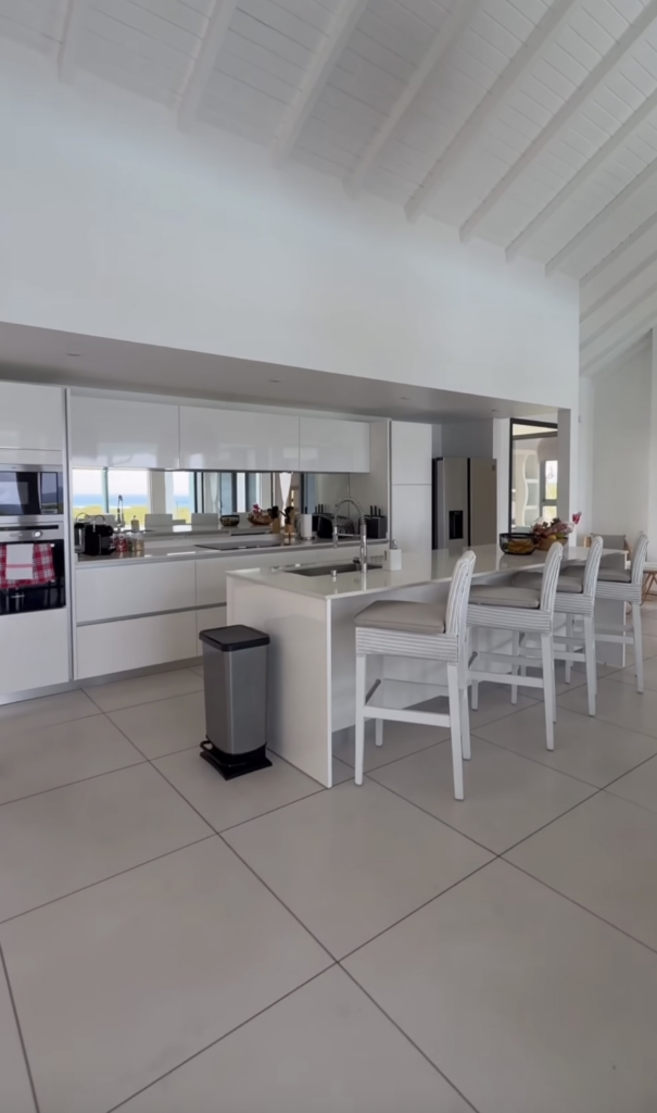 Capture le 2026 07 03 a 10.28.02 &laquo; Sous le choc &raquo; : S&eacute;bastien Delorme nous fait visiter sa nouvelle villa paradisiaque voici les d&eacute;tails qui choquent !!