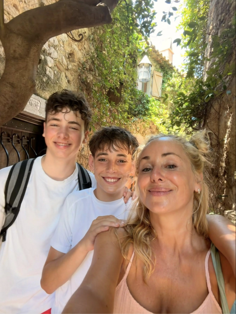 Deux photos de vacances de Mariloup Wolfe déclenche la folie : Les fans n'en reviennent pas de la ressemblance entre son fils et Guillaume Lemay-Thivierge ! 3 Deux photos de vacances de Mariloup Wolfe déclenche la folie : Les fans n'en reviennent pas de la ressemblance entre son fils et Guillaume Lemay-Thivierge ! Capture le 2026 07 04 a 08.54.59 Deux photos de vacances de Mariloup Wolfe déclenche la folie : Les fans n'en reviennent pas de la ressemblance entre son fils et Guillaume Lemay-Thivierge !