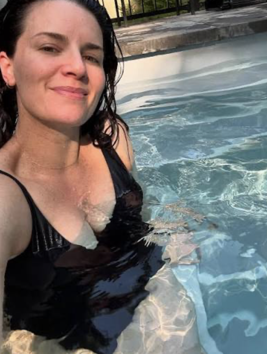 Capture le 2026 07 11 a 09.47.14 C'est l'&eacute;t&eacute; : Marie-&Egrave;ve Janvier rayonne en bikini dans sa piscine partage des photos