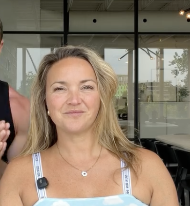 Capture decran le 2026 08 11 a 12.18.38 e1786465201790 Julie Ringuette dit adieu &agrave; ses cheveux blonds et montre sa spectaculaire transformation