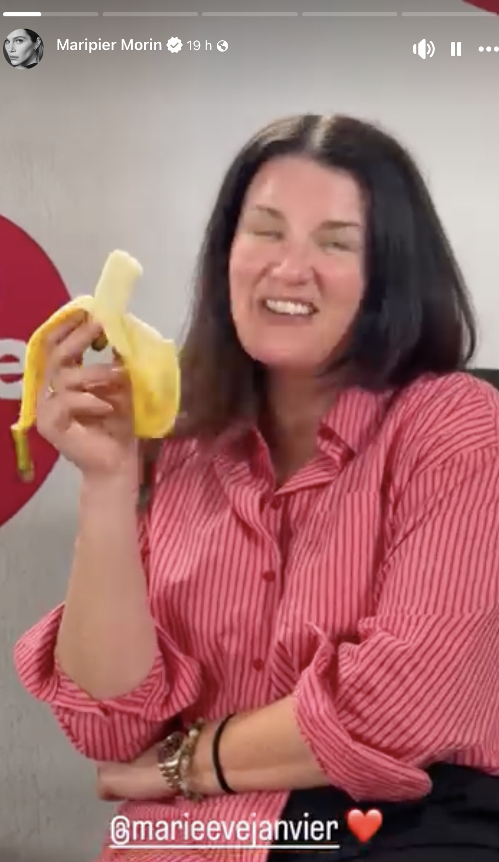 Marie-Ève Janvier répond à la controverse… avec une banane à la main 3 Marie-Ève Janvier répond à la controverse… avec une banane à la main Capture decran le 2026 08 27 a 08.33.09 Marie-Ève Janvier répond à la controverse… avec une banane à la main