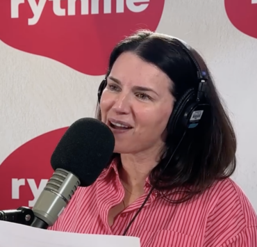 Marie-Ève Janvier répond à la controverse… avec une banane à la main 2 Marie-Ève Janvier répond à la controverse… avec une banane à la main Capture decran le 2026 08 27 a 08.42.24 Marie-Ève Janvier répond à la controverse… avec une banane à la main