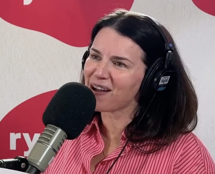 Capture decran le 2026 08 27 a 08.42.24 Marie-&Egrave;ve Janvier r&eacute;pond &agrave; la controverse&hellip; avec une banane &agrave; la main