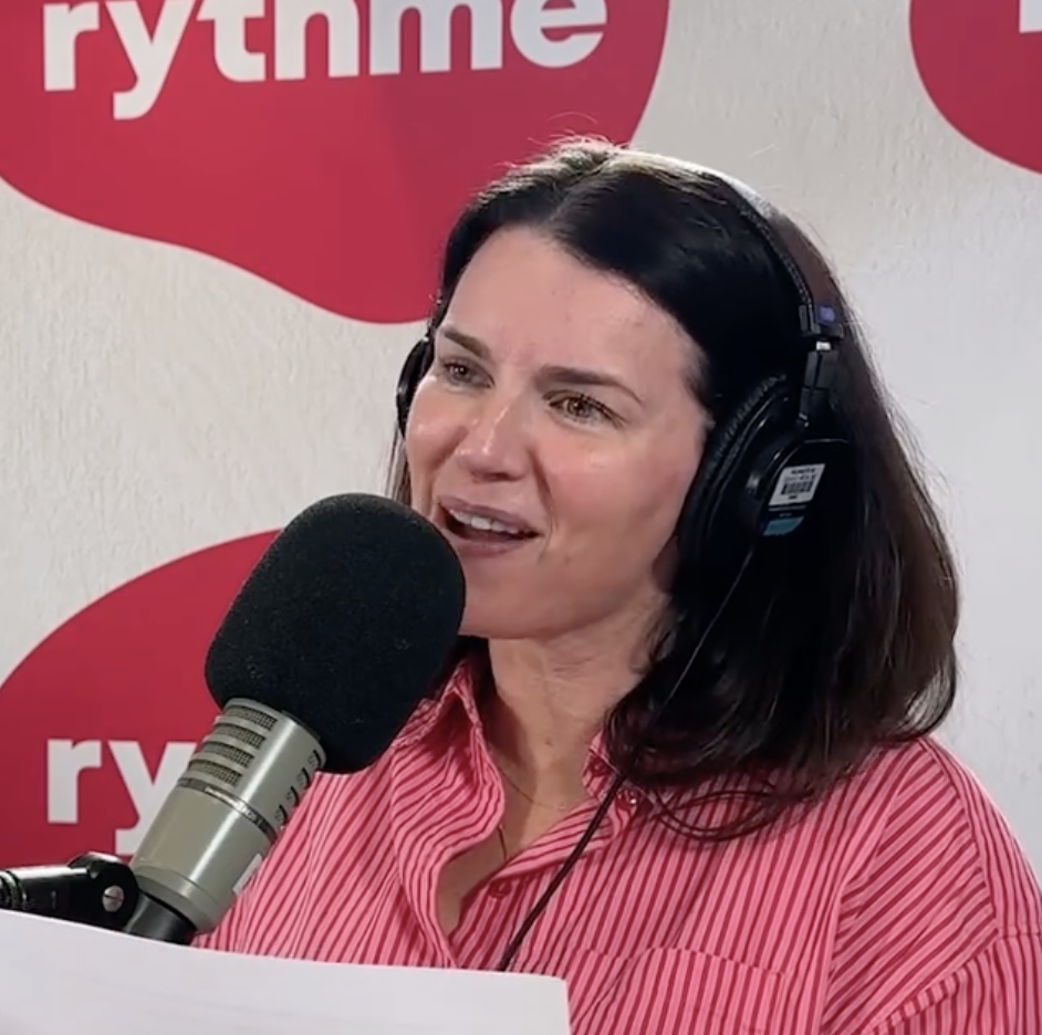 Marie-Ève Janvier répond à la controverse… avec une banane à la main 1 Marie-Ève Janvier répond à la controverse… avec une banane à la main Capture decran le 2026 08 27 a 08.42.24 Marie-Ève Janvier répond à la controverse… avec une banane à la main