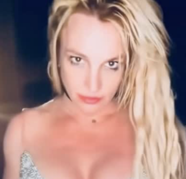 Capture le 2026 08 01 a 12.08.52 Britney Spears fait du cheval les seins &agrave; l'air et enflamme Instagram