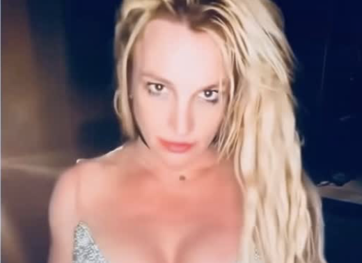 Capture le 2026 08 01 a 12.08.52 Britney Spears fait du cheval les seins &agrave; l'air et enflamme Instagram