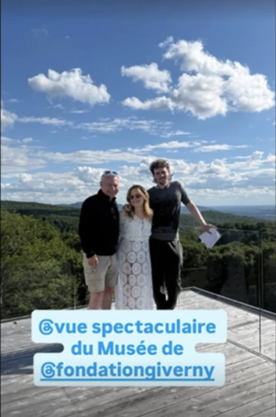 Capture le 2026 08 03 a 10.05.22 Julie Snyder s'affiche aux c&ocirc;t&eacute;s de son amoureux Fran&ccedil;ois Dumontier (05 Photos)