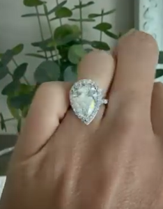 Étienne Boulay frappe fort pour les 40 ans de Maïka avec une bague qui fait jaser 2 Étienne Boulay frappe fort pour les 40 ans de Maïka avec une bague qui fait jaser Capture decran 2026 09 02 164714 Étienne Boulay frappe fort pour les 40 ans de Maïka avec une bague qui fait jaser